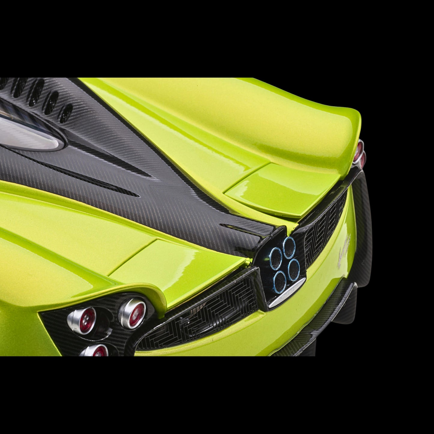 Pagani Huayra Roadster Verde Firenze Green Metallic and Carbon with Luggage Set 1/18 Model Car by Autoart