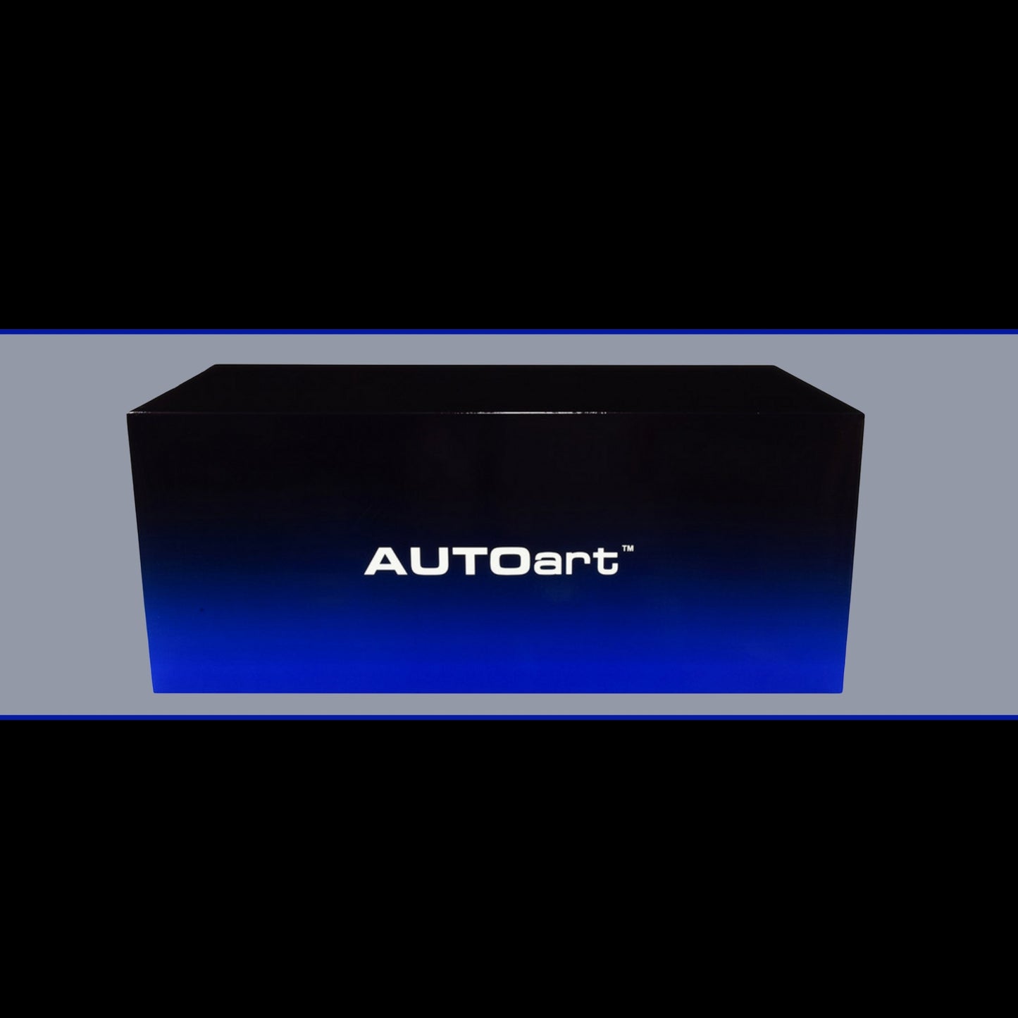 AUTOart McLaren Speedtail Supernova Silver Metallic w/ Black Top + Suitcase Accessories 1/18 Model Car (Opening Doors/Trunks)