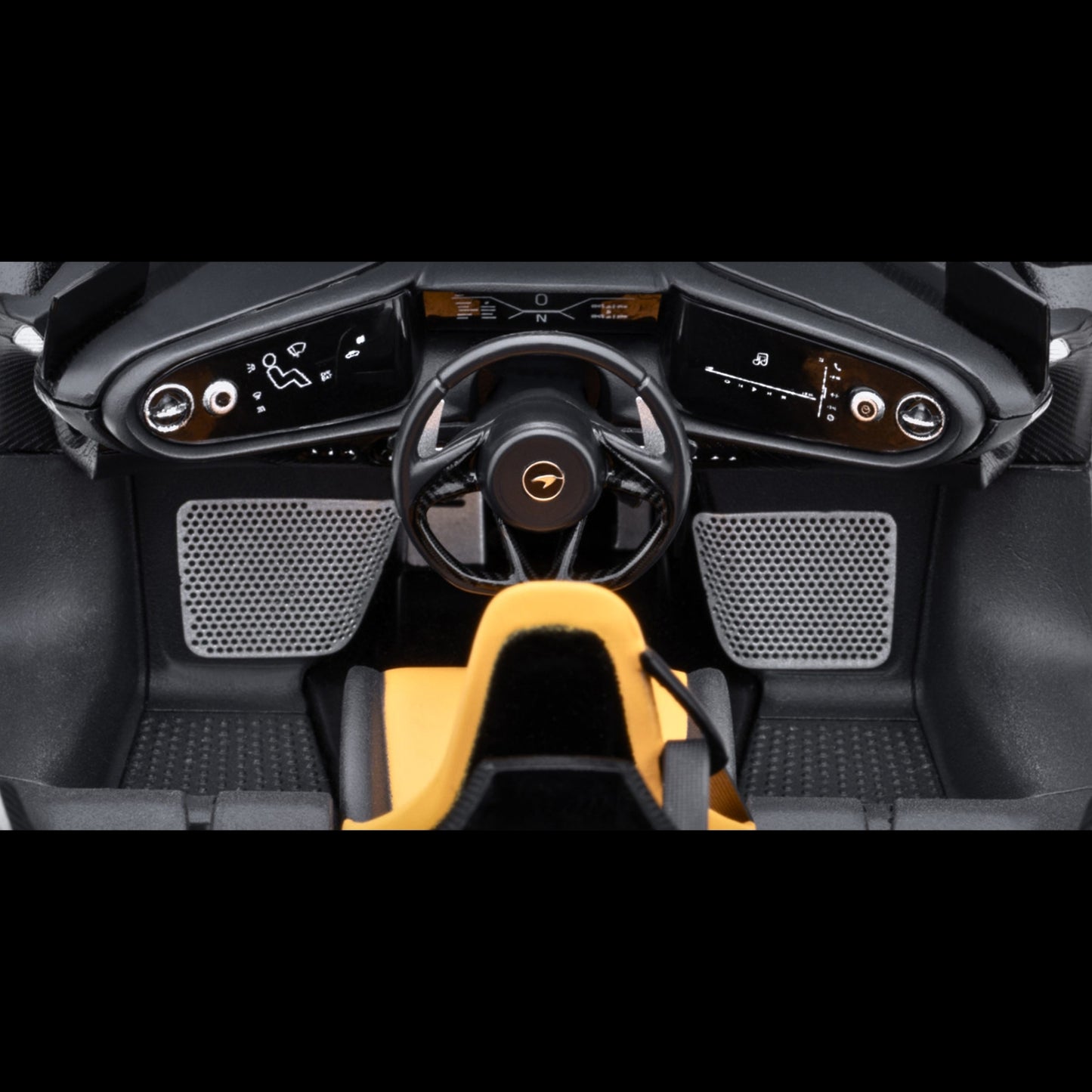 AUTOart McLaren Speedtail Supernova Silver Metallic w/ Black Top + Suitcase Accessories 1/18 Model Car (Opening Doors/Trunks)