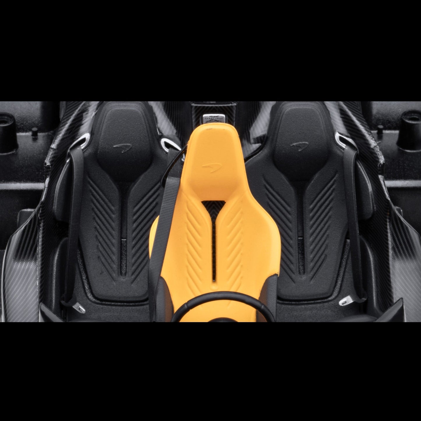 AUTOart McLaren Speedtail Supernova Silver Metallic w/ Black Top + Suitcase Accessories 1/18 Model Car (Opening Doors/Trunks)